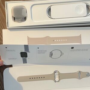 Apple SE Watch with Starlight Aluminum and Sport Band
